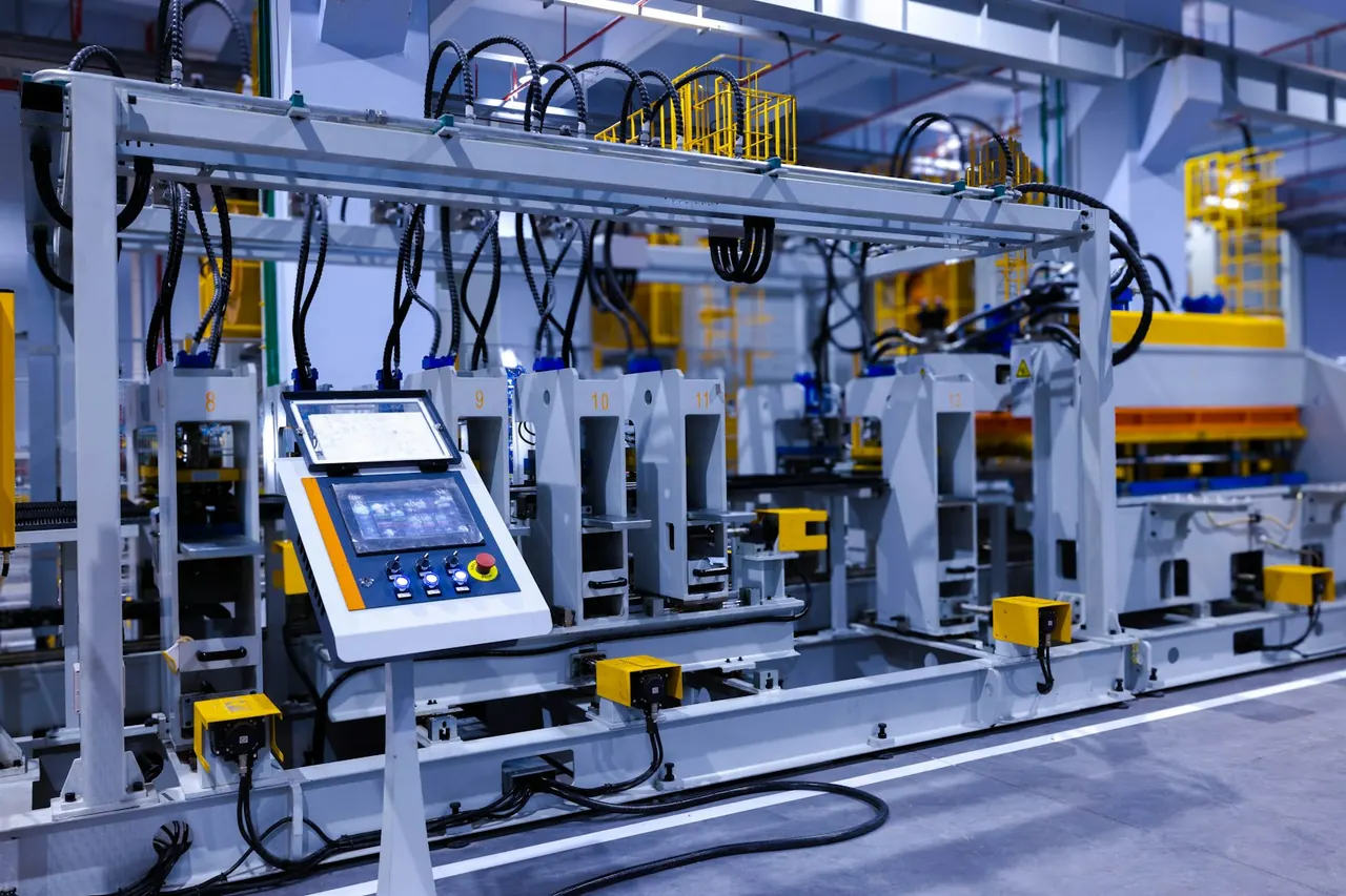 Máquina automática con panel de mando táctil